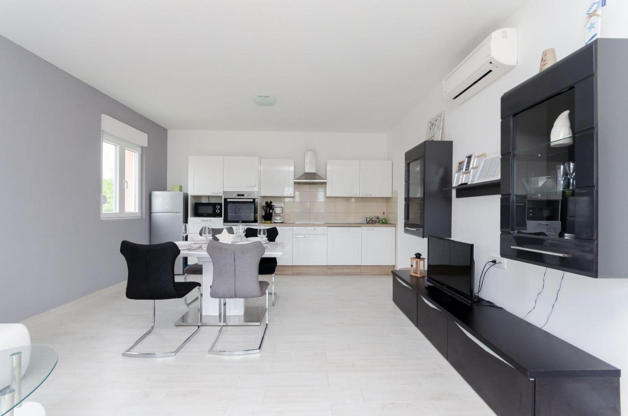 Apartments And Room Ljubica Lopar Ngoại thất bức ảnh