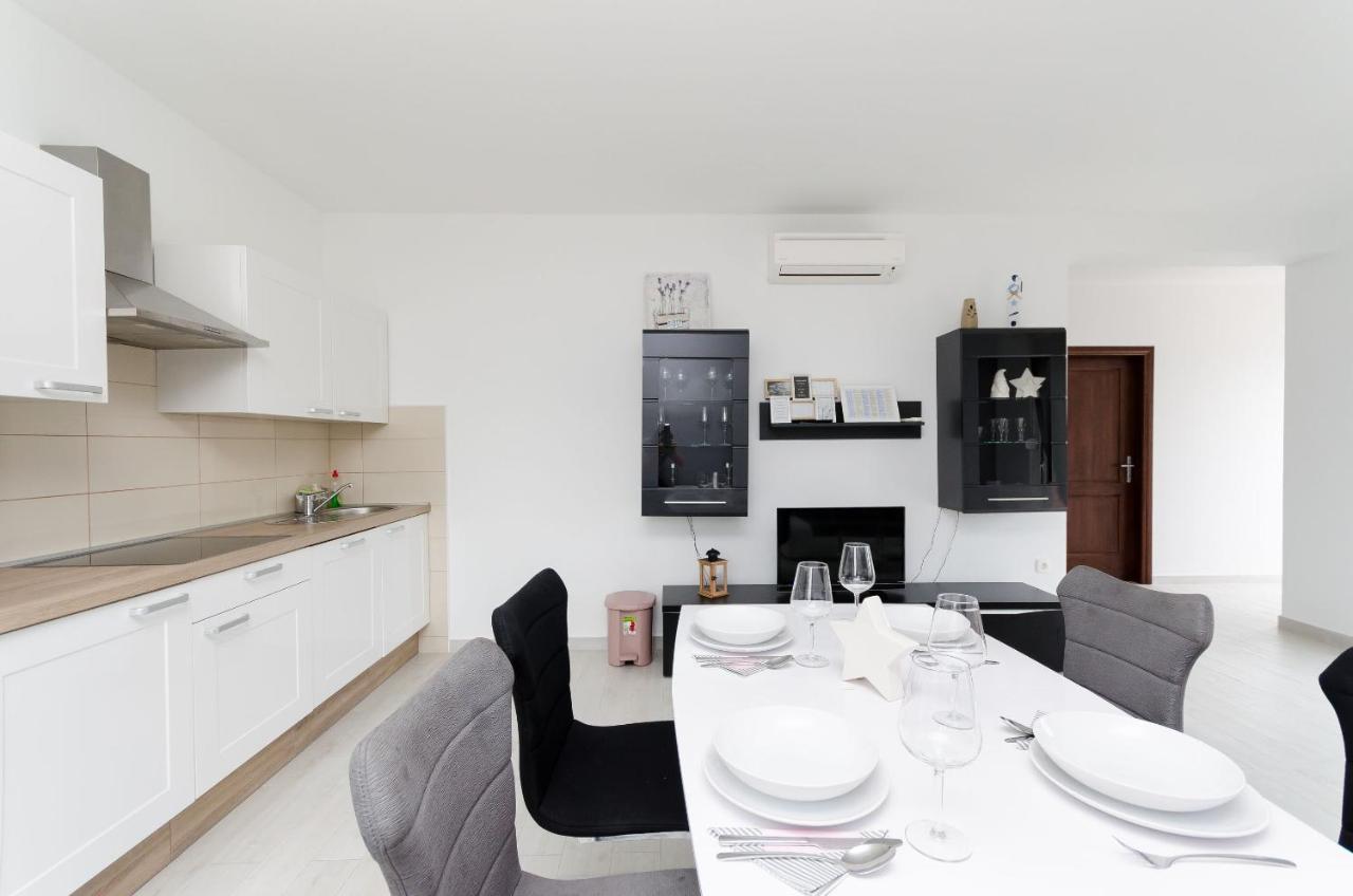 Apartments And Room Ljubica Lopar Ngoại thất bức ảnh