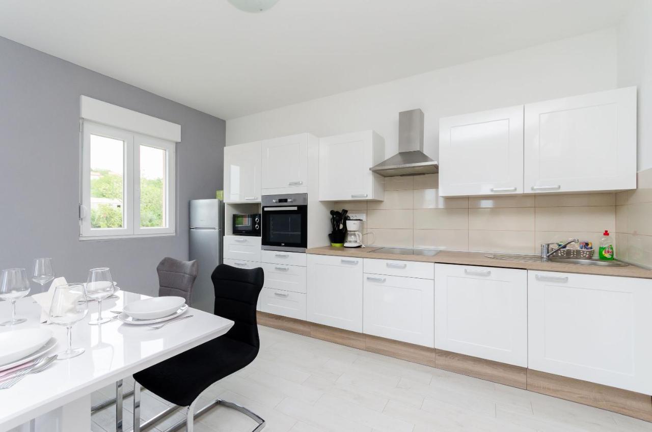 Apartments And Room Ljubica Lopar Ngoại thất bức ảnh