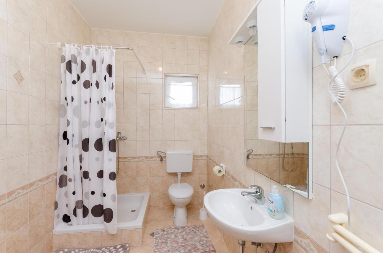 Apartments And Room Ljubica Lopar Ngoại thất bức ảnh